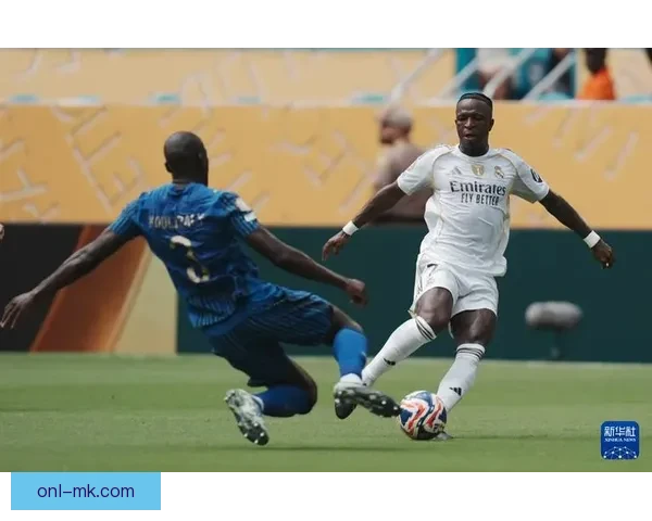 皇马发布维尼修斯马德里市中心巨型广告图展现球星风采与城市魅力