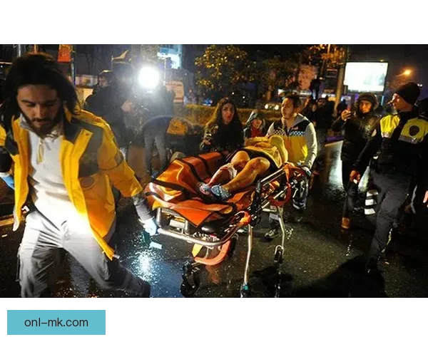 特拉布宗球迷冲入赛场暴力攻击球员引发舆论关注 特拉布宗球迷冲入赛场暴力攻击球员引发舆论关注